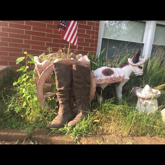 Boots 👢 - Picture 1 of 5